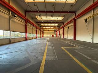 De multifunctionele magazijnruimte van 2.100 m², met een indrukwekkende hoogte tot 11 meter, is uitgerust met twee poorten, lichtstraten en...