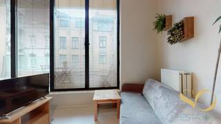<p>HARTJE BRUSSEL - Ideaal gelegen in de het centrum van Brussel, op de 1e verdieping van een recent gebouw, deze prachtige studio van 37m<sup>2</sup>. Het bestaat uit een mooie zithoek met toegang tot een terras, een uitstekend uitgeruste open keuken, een slaapkamer met mezzanine met douche. EPC: C. Elektriciteit conform. Dit appartement zal u verassen met zijn stijl, afwerking en prachtige terras! Zeker een bezoek waard.</p>