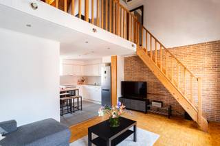 Op zoek naar een appartement op een absolute toplocatie in Antwerpen? Dit charmante duplexappartement bevindt zich op enkele stappen van de vernieuwde Scheldekaaien en de gezellige Kloosterstraat, met de Groenplaats en Grote Markt op wandelafstand.<br /><br />Het appartement is gelegen op de derde verdieping van een kleinschalig gebouw en biedt ongeveer 60 m² woonoppervlakte. Op de eerste woonlaag bevinden zich de leefruimte en keuken. De bovenverdieping omvat een slaapkamer en een recent vernieuwde badkamer. Dankzij de duplexindeling voelt het appartement verrassend ruim en aangenaam aan.<br /><br />Verder beschikt het appartement over airconditioning, een modern verwarmingssysteem en een EPC-label C (204 kWh/m²), waardoor er geen renovatieverplichting van toepassing is. Met een beperkte opfrissing van de keuken kan dit appartement eenvoudig verder worden gemoderniseerd.<br /><br />Stedenbouwkundige inlichtingen in aanvraag.