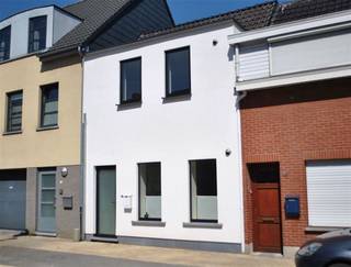 <p><span>KWALITATIEVE EN GOED ONDERHOUDEN WONING MET 2 SLAAPKAMERS EN AANGENAME TUIN</span></p><p><span>Ligging in centrum nabij station met vlotte bereikbaarheid via N16 en A12</span></p><p><span> </span></p><p><span>Gelijkvloers:</span><span> Inkomhal / living met eetplaats (31m²) met super-ingerichte open keuken (4,2 x 2,5m) / berging met wasplaats / wc.</span></p><p><span>1ste verdieping:</span><span> Nachthal / 2 slaapkamers (16m²; 2,8 x 2,2m) / badkamer met wastafel en inloopdouche / wc.</span></p><p><span>Stockagezolder.</span></p><p><span>Kelder.</span></p><p><span>Tuin met recente tuinberging (4 x 2m).</span></p><p><span> </span></p><p><span>Woning is voorzien van 6 zonnenpanelen.</span></p><p><span> </span></p><p><span>Woning is bewoonbaar door maximaal 3 personen.</span></p><p><span> </span></p><p><span> </span></p>