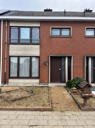 Een leuke op te frissen woning gelegen in een zeer rustige buurt aan een zeer interessante prijs. School en sportaccommodatie in de...