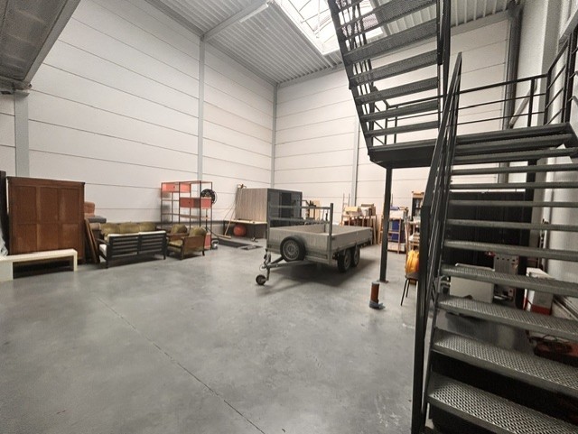 Bedrijfshal van 207 m² met een kantoorruimte op 1° verd. van 105 m² - foto 5