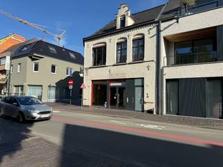 <strong>Droomlocatie voor uw handelszaak!</strong><br />Op zoek naar een commerciële ruimte met maximale zichtbaarheid? Dit handelspand ligt pal op de markt van Ingelmunster, op een uitstekende zichtlocatie met veel passage.<br />Met een totale oppervlakte van ca. 319 m² beschikt u over een ruime handelsruimte die flexibel kan worden ingericht. Het pand wordt aangeboden in casco staat, waardoor u de afwerking volledig kunt afstemmen op uw zaak en concept. Een kitchenette, toilet en technische ruimte zijn reeds aanwezig.<br />Dankzij de centrale ligging en grote zichtbaarheid leent het pand zich uitstekend voor detailhandel, een showroom, kantoor of andere commerciële activiteiten.<br />Het plafond is reeds voorzien van verlichting. Via de ingang aan de Schoolstraat kunnen leveringen vlot verlopen. Deze toegang is uitgerust met een antipanieksluiting. Daarnaast beschikt het pand over een alarmsysteem.<br />Een extra troef is de bespreekbaarheid van uw plannen. De eigenaar zit graag samen met u aan tafel om de mogelijkheden te bekijken en mee te denken over de invulling van het pand.<br />Een mooie kans om uw onderneming te vestigen op een prominente locatie in het centrum van Ingelmunster.<br />Interesse? Neem contact op voor meer informatie of een plaatsbezoek.<br />