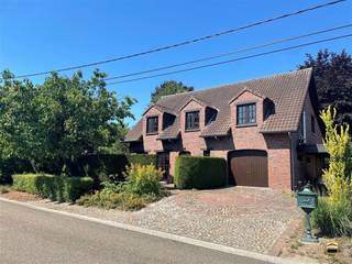 <p><span>Gunstig gelegen villa met langsgelegen bouwgrond, nabij centrum Alken<br />* Geen renovatieverplichting (EPC-label: D)</span></p><p><span>* Asbestveilig</span><span><br /><br />Deze open bebouwing treffen we aan in de Aardbruggenstraat, een rustige wijk nabij het<br />centrum van Alken. Hierdoor zijn alle nodige voorzieningen binnen handbereik en ook de<br />verbindingen zijn uitstekend.<br /><br />De woning geniet een logische indeling. We onderscheiden het volgende:</span></p><p><span>Gelijkvloers:</span><span><br />Inkomhal met trap naar de verdieping, ruime leefruimte met salon- en eetkamergedeelte<br />en veel natuurlijke lichtinval, ruime leefkeuken, berging, inpandige garage, terras<br /></span><span>Eerste verdieping:</span><span><br />Nachthal, 3 ruime slaapkamers van respectievelijk 18.5, 17 en 16m², badkamer met wc,<br />douche en dubbele lavabo, aparte dressing en bergingzolder.<br /><br /></span></p><p><span>Achteraan en linksom de woning ligt een zeer aangename, landelijke tuin met tuinberging<br />en terras. De tuin links van de woning is tevens een bouwgrond.<br /><br />Op vlak van technieken onderscheiden we het volgende:</span></p><p><span>* Dubbele beglazing in houten omkadering</span></p><p><span>* Verwarming op stookolie</span></p><p><span>* Geen renovatieverplichting (EPC-label: D)</span></p><p><span>* Asbestveilig</span></p><p><span><br /></span><span>Wenst U meer informatie over deze woning of een bezichtiging?<br />Contacteer ons via 012 26 22 05 of info@hetimmohuis.be</span></p>