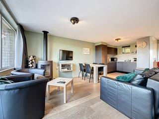 Prijs verlaagd – Een kans om te grijpen!
We Invest Malmedy heeft het genoegen dit duplex appartement met twee slaapkamers voor te stellen voor vakantieverhuur, gelegen in het domein "Les Terrasses de Malmedy". Genesteld op de hoogten van Malmedy, biedt het een uitzonderlijk uitzicht over de vallei terwijl het toch dicht bij alle voorzieningen is. Het complex beschikt over een speeltuin, petanquebanen en ligt op slechts enkele minuten van wandelpaden.
Indeling: Begane grond: hal, ingerichte keuken (oven, kookplaat, afzuigkap, koelkast, gootsteen, vaatwasser, apparatuur, meubels) uitkomend op een lichte woonkamer met houtkachel, terras op het zuidoosten. 1e verdieping: overloop, 1 slaapkamer met tweepersoonsbed, 1 slaapkamer met stapelbed, badkamer (dubbele wastafel, douchecabine, toilet, handdoekenrek).
Technische kenmerken: de prijs is inclusief meubilair (+- €10.000), aluminium ramen met dubbele beglazing, elektrische verwarming, elektrische boiler, elektriciteit volgens de voorschriften, PEB = G ( 791 kWh/m².an - E Totaal 44.273 - ref 20160313014423), lage PEB omdat er geen bewijs is van isolatie, afvoer via het gemeenschappelijke micro-station van het landgoed, gemeenschappelijke tuin, gemeenschappelijke parkeerplaatsen.
De verkoop vindt plaats op basis van een erfpachtcontract met een jaarlijks te betalen canon (1,5% van de verkoopprijs).
