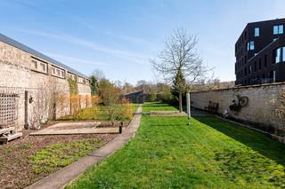 Gunstig gelegen in een rustige straat nabij een groene omgeving, bevindt zich deze ruime woning.Via de inkomhal komt men in de ruime leefruimte met...