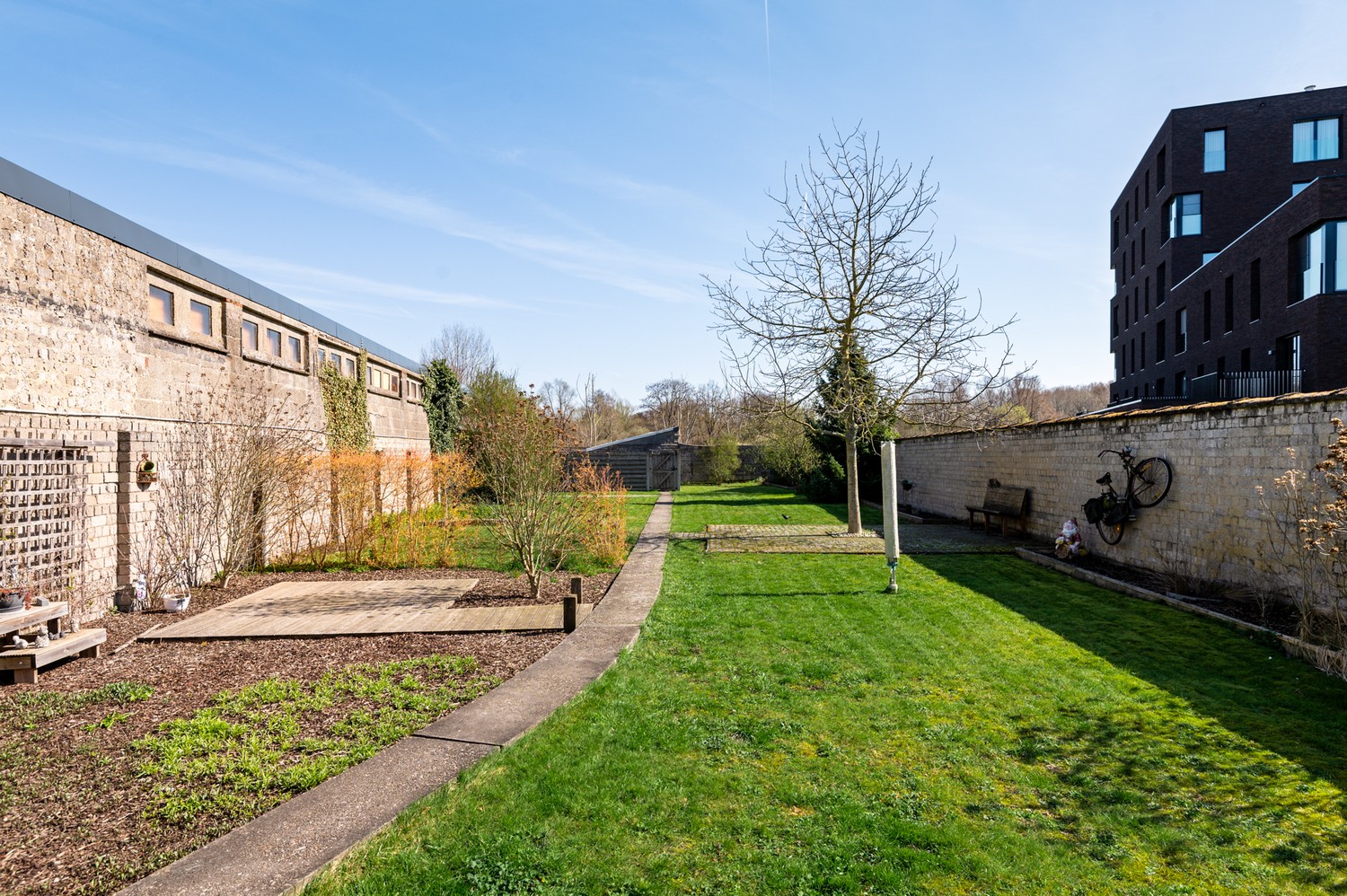 Ruime woning met 3 tot 4 slaapkamers en 3 autostaanplaatsen in een rustige straat - foto 3