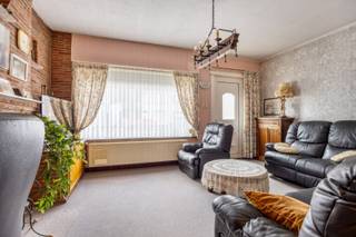 Deze charmante, te renoveren woning met 2 ruime slaapkamers is ideaal voor gezinnen die comfort en een centrale ligging wensen. Alle voorzieningen zoals winkels, scholen, openbaar vervoer en horeca liggen op wandelafstand, terwijl de woning toch profiteert van vlotte verbindingen naar omliggende gemeenten.<br /><br />Indeling:<br />Bij binnenkomst via de voordeur betreedt u een ruime, lichtrijke woonkamer, het hart van de woning. Aansluitend bevindt zich de keuken, die toegang biedt tot de veranda en de wasplaats/badkamer met apart toilet. Op de eerste verdieping vinden we twee ruime slaapkamers. De zolder, bereikbaar via een vaste trap, biedt veel potentieel, en de kelder zorgt voor extra bergruimte.<br /><br />Buiten:<br />De woning ligt op een ruim perceel van 600 m² en beschikt over een leuke tuin, ideaal om van het buitenleven te genieten. Daarnaast zijn er twee ruime garages en een praktische buitenberging aanwezig.<br /><br />Extra troeven:<br />- Centrale ligging nabij het centrum<br />- Zeer ruime slaapkamers<br />- Veel potentieel<br />- Aangenaam veel opslagruimte<br /><br />Renovatieverplichting residentiële gebouwen van toepassing. Meer info: https://energiesparen.be/renovatieverplichting.<br /><br />Voor meer info of een bezoek contacteer ons via info@vastengoed.be of via 014/72 73 74.<br /><br />Wenst u een gratis schatting van uw eigendom? Contacteer ons via 014/72 73 74.