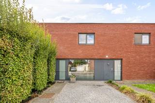 Welkom in het <strong><span>centrum van Herent</span></strong><br />Deze gezellige en instapklare woning heeft het allemaal: <strong>Makkelijk </strong>parkeren voor de deur (<strong><span>Inclusief laadpaal voor je EV</span></strong>), een aangename leefruimte, een gezellige tuin en drie kamers.<br />De woning beschikt over 104m² bewoonbare oppervlakte en is <strong><span>bijzonder praktisch</span></strong> ingedeeld.<br />Op het gelijkvloers vinden we de inkomhal met apart toilet, een praktische berging en een aangename leefruimte met aansluitend de keuken. Van hieruit heb je rechtstreeks toegang tot het terras en de gezellige stadstuin: een fijne plek om buiten te eten, vrienden te ontvangen of gewoon rustig van de zon te genieten (<strong><span>Z-oriëntatie</span></strong>). Er is ook een mooi (geïsoleerd) tuinhuis voor extra opslagruimte. De regenwaterput zorgt voor extra besparingen op water. Er is ook een waterontharder aanwezig. <br />Op de verdieping bevinden zich <strong><span>drie kamers</span></strong> en de badkamer. Vandaag zijn deze ingericht als slaapkamer, bureau en dressing, maar wie drie slaapkamers nodig heeft kan ze uiteraard ook zo gebruiken mits enige aanpassing.<br />De ligging is moeilijk te verslaan. Je woont pal in het centrum van Herent met winkels, openbaar vervoer en alle dagelijkse voorzieningen binnen handbereik. De bushalte is vlak aan je deur.<br />Een woning voor wie graag centraal, comfortabel en onderhoudsvriendelijk woont.<br />Een verrassend compleet huis op een toplocatie in Herent. Boek een afspraak met Philippe via <strong><span>de knop 'bezoekmoment'</span></strong> op onze site.