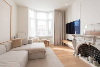 Cet appartement luxueusement rénové à vendre est situé au premier étage de la résidence Villa Cézanne à Ostende. La propriété bénéficie d'un emplacement idéal, juste à côté du magnifique parc Maria Hendrika et à quelques pas du centre-ville animé et de la plage. Les transports en commun et divers équipements sont également à proximité, ce qui garantit un confort de vie optimal dans un environnement verdoyant.Disposition :- hall d'entrée avec placards intégrés- espace de vie spacieux (33 m²) - cuisine ouverte avec finition en marbre et équipée d'appareils AEG de haute qualité : four, micro-ondes, lave-vaisselle et cuisinière à induction- grande pièce de rangement avec raccordement pour machine à laver- salle de bain avec douche à l'italienne, meuble de toilette avec lavabo et miroir lumineux et chauffant- chambre 1 (9 m²) avec accès à une terrasse- chambre 2 (10 m²) avec placards intégrés, bureau et mezzanine- terrasse (8 m²) Avantages :- entièrement rénové et en parfait état de neuf (2023)- finition aspect marbre de haute qualité et équipement haut de gamme- emplacement idéal près du parc Maria Hendrikapark, du centre-ville et de la plage- les transports en commun sont accessibles à pied- un local à vélos commun dans le bâtimentCet appartement à vendre a été entièrement rénové en 2023 et a été remis à neuf avec un souci du détail et des matériaux de haute qualité. Demandez votre visite dès maintenant !