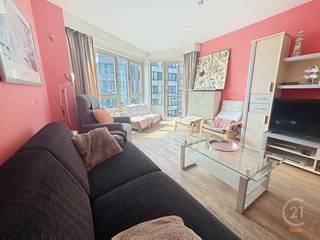 Au cinquième étage de la résidence Acapulco à Westende Bad se trouve cet appartement spacieux avec deux chambres à coucher et un coin couchage supplémentaire. Depuis le salon lumineux, vous bénéficiez d'une belle vue latérale sur la mer et d'une orientation ensoleillée agréable. La cuisine séparée se connecte facilement à l'espace de vie et offre de nombreuses possibilités.<br />L'appartement est prêt à être emménagé mais pourrait être entièrement rénové à votre goût avec un léger rafraîchissement. Sa situation centrale à proximité de la plage, des magasins et des restaurants en fait une résidence secondaire idéale ou un investissement intéressant sur la côte.