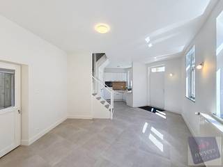Op een centrale locatie aan Koolkuil 1 in Tongeren bevindt zich deze charmante, volledig gerenoveerde woning. Dankzij de ligging nabij het historische stadscentrum zijn winkels, horeca, openbaar vervoer en andere dagelijkse voorzieningen vlot bereikbaar. De woning werd gebouwd in 2002 en combineert hedendaags wooncomfort met een praktische indeling.<br /><br />Met een bewoonbare oppervlakte van 111 m² volgens het EPC, verdeeld over drie niveaus, biedt deze woning verrassend veel ruimte. Op het gelijkvloers bevindt zich de lichtrijke woonkamer met open keuken, waar wonen en koken mooi in elkaar overvloeien. Verder beschikt deze verdieping over een afzonderlijk toilet, een praktische berging en een gezellig ingesloten terras.<br /><br />Op de eerste verdieping bevindt zich een ruime slaapkamer met aansluitend de badkamer, uitgerust met een ligbad. Ook de wasplaats werd op deze verdieping ondergebracht.<br /><br />De bovenste verdieping vormt een bijzonder veelzijdige ruimte die volledig naar eigen wens kan worden ingericht. Deze leent zich uitstekend als tweede slaapkamer, thuiskantoor, hobbyruimte of ontspanningsruimte.<br /><br />Deze totaal gerenoveerde woning op een perceel van 45 m² is ideaal voor starters, alleenstaanden, koppels of investeerders die op zoek zijn naar een instapklare stadswoning met een centrale ligging en een flexibele indeling.
