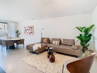 Uniek 3-slaapkamer appartement met adembenemend uitzicht over de Stad! Welkom in Residentie Marguerite, waar we dit <strong>ruim 3-slaapkamer appartement vinden op de derde verdieping.</strong><br /><br />Een kleinschalig project met zeven stijlvolle appartementen in de gezellige Maria-Theresiastraat. <strong>Vanop het terras heb je een prachtig uitzicht op de iconische bibliotheektoren — en is het zo rustig dat je soms vergeet dat je midden in de stad woont.</strong><br /><br />De indeling is als volgt: via de lift kom je op de derde verdieping. In de inkomhal (waar plaats is voor een vestiaire kast) kom je via de glazendeur in de leefruimte met grote raampartijen richting het terras. Open volledig geïnstalleerde keuken met aansluitend een bergruimte. In de hal vinden we een gastentoilet, technische berging, wasberging. Het appartement beschikt over 3 slaapkamers, met <strong>hoge plafonds en veel licht </strong>- wat zorgt voor een enorm ruimtegevoel, en een badkamer met inloopdouche.<br /><br />De appartementen voldoen aan de BEN-norm (Bijna Energie Neutraal): dankzij de vloerverwarming, warmtepomp en zonnepanelen woon je er niet alleen comfortabel, maar ook duurzaam. <strong>Elk appartement beschikt bovendien over een privéberging en een ruime fietsenstalling in de kelder.</strong><br /><br />De ligging is perfect: op wandelafstand van het station en het Ladeuzeplein, omringd door gezellige cafés, restaurants en supermarkten. De levendige Oude Markt bereik je in amper vier minuten fietsen.<br /><br /><strong>Interesse? Neem gerust contact op voor meer informatie via info@immogve.be of bel 016 56 56 14.</strong>