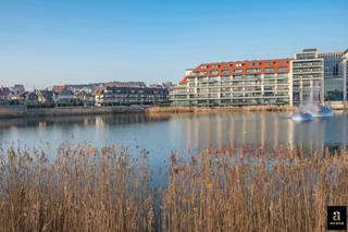 Ruim en zonnig appartement met panoramisch zicht op het Zegemeer, gelegen in de villa-residentie Maracana. Mogelijkheid tot aankoop van een ruime garagebox in het gebouw.<br />De inkomhal is voorzien van een vestiaire en gastentoilet. De ruime leefruimte, bestaande uit een salon en eetplaats, opent naar het zuidwest-gericht terras en biedt een adembenemend uitzicht over het Zegemeer. De volledig geïnstalleerde open keuken is uitgerust met alle hedendaagse comfort en toestellen, aansluitend praktische berging/wasplaats. De master bedroom beschikt over een en-suite badkamer met ligbad, dubbele lavabo en toilet. Daarnaast zijn er twee volwaardige slaapkamers en een bijkomende douchekamer. Alle slaapkamers geven rechtstreeks uit op het zonnige terras, waar u in alle rust kunt genieten van de avondzon. Mogelijkheid tot aankoop van een garagebox (anderhalve wagen diep) in de residentie, bereikbaar via het Georginapad. Verder zijn er twee privatieve kelders en een exclusief gebruiksrecht van het dakterras/solarium van 75 m². Gemeenschappelijke fietsenberging.