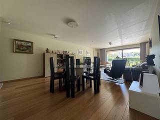 <p>Ontdek dit luxe 3-slaapkamer appartement in een groene oase, vlakbij centrum Aalst.</p><p>Dit ruime appartement van 128m2 beschikt over: een lichtrijke leefruimte met aansluitend terras, een open keuken met ontbijthoek en aansluitend terras, 3 slaapkamers met een terras, een badkamer die beschikt over een dubbele wastafel, ligbad & douche, een toilet, een berging met voorziening voor wasmachine & droogkast.</p><p>Parkeer en opbergmogelijkheden zijn ruim: bij het appartement zijn een buitenstaanplaats en een ondergrondse dubbele garage inbegrepen. De garage beschikt over een aparte berging. Daarbovenop is er nog een aparte kelder die nog extra opbergruimte biedt.</p><p>De prachtige tuin van residentie Anneti verschaft met een poortje rechtstreekse toegang tot het bos van het Osbroekpark.</p><p>Beschikbaar vanaf 01/01/2027.</p><p>€100 vaste kosten/maand (provisie).</p>