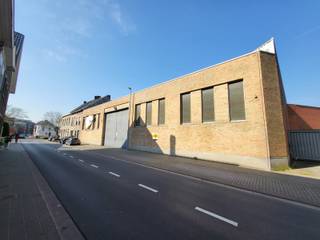 Industriële gebouwen met buitenruimte op toplocatie te RoeselareOp een uiterst centrale ligging bieden wij deze bedrijfsmatige site aan met een...