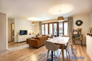 PLAN NU UW AFSPRAAK VIA ONZE WEBSITE VASTIMA.BE > HUREN > IK WIL HUREN / GEEN TELEFOON.<br /><br />PRENEZ RENDEZ-VOUS PAR NOTRE SITE WEB VASTIMA.BE > HUREN > IK WIL HUREN / PAS DE TÉLÉPHONE.<br /><br />Residentie Denderhof is gelegen op een idyllische locatie in Erembodegem, met het dorpscentrum op nauwelijks 200 meter, aan de oevers van de Dender en met zicht over natuurgebied De Gerstjens.<br /><br />Het appartement bestaat uit een lichtrijke woonkamer met directe toegang tot het ruime terras, open keuken, bergruimte met aansluiting voor wasmachine, slaapkamer 1 met aansluitende douchekamer, slaapkamer 2, badkamer met douche in bad en een 2de terras. Gelegen op de 1e verdieping. Lift aanwezig.<br /><br />Videofoon / Fietsenstaanplaats / Kelderruimte aanwezig. Inclusief ondergrondse autostaanplaats.<br /><br />De residentie is strategisch gelegen nabij invalswegen, het centrum van Erembodegem met vele winkels en horeca op wandelafstand, openbaar vervoer (trein en bus), de natuurgebieden en ontspanning.<br /><br />Het complex is voorzien van gemeenschappelijke afvalcontainers. Maandelijkse lasten 100,00 EURO.<br /><br />PLAN NU UW AFSPRAAK VIA ONZE WEBSITE VASTIMA.BE > HUREN > IK WIL HUREN / GEEN TELEFOON.<br /><br />PRENEZ RENDEZ-VOUS PAR NOTRE SITE WEB VASTIMA.BE > HUREN > IK WIL HUREN / PAS DE TÉLÉPHONE.