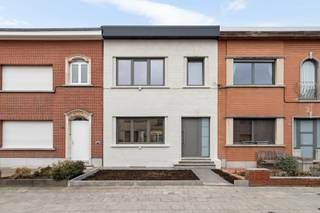 Welkom in jouw nieuwe thuis! Vlakbij het rustgevende park Rozendaal en het Runctvoorpark in Merksem, ontdek je deze instapklare woning die tot op...