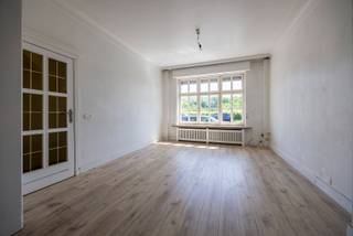 Bent u op zoek naar een woning met karakter, ruimte en toekomstpotentieel? Dan zal deze charmante woning u ongetwijfeld weten te bekoren. Achter de authentieke gevel schuilt een warme thuis met een unieke uitstraling, gekenmerkt door hoge plafonds, ruime leefruimtes en een aangename lichtinval.<br /><br />Bij het binnenkomen wordt u verwelkomd in een stijlvolle inkomhal met fraaie trappenhal en apart gastentoilet. Vanuit de hal bereikt u de ruime en lichtrijke woonkamer, die uitkijkt op de veranda en een aangename verbinding vormt met de tuin. Aansluitend bevinden zich de tweede leef-/eetruimte en de keuken, uitgerust met een dubbele spoelbak, vierpits gasfornuis met oven, dampkap en praktische inbouwkasten.<br /><br />Een absolute troef van deze woning is de uitzonderlijk ruime veranda, een heerlijke plek om het hele jaar door te genieten van het uitzicht op de tuin. Buiten wacht een verzorgde, aangelegde tuin met een gezellig overdekt terras en een tuinhuis: ideaal voor ontspanning, tuinliefhebbers of gezellige momenten met familie en vrienden.<br /><br />Op de eerste verdieping bevinden zich drie slaapkamers, waarvan één kamer voorzien is van praktische maatkasten. De badkamer beschikt over een ligbad, wastafel en toilet.<br />Daarnaast is er een ruime kelder met aansluitingen voor een wasmachine en droogkast, wat extra bergruimte en gebruiksgemak biedt.<br /><br />Troeven<br />✔ Authentieke oud-herenhuissfeer met hoge plafonds<br />✔ EPC-score C mogelijk mits dakisolatie<br />✔ Recent opgefrist (nieuwe ramen, elektriciteit en CV-ketel) <br />✔ Praktische en ruime kelder<br />✔ Woning met karakter én toekomstpotentieel<br />✔ Groene omgeving: de woning kijkt uit op domein Ertbrugge<br />✔ Interessant uitbreidingspotentieel: in het verleden werd een vergunning voor een extra verdieping goedgekeurd (onder voorbehoud van een nieuwe vergunningsprocedure)<br /><br />Interesse? Contacteer One vastgoed voor meer informatie of een bezoek via 03 360 85 30. Wij begeleiden u graag ter plaatse.