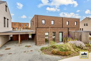 <p>Alweer VERKOCHT op 1e BEZOEKDAG. Contacteer RANDY REMUE 0479/99. 99. 90 als u ook op 1 DAG wil verkopen.</p><p>"ABSOLUTE TOPPER" - Afspraak ENKEL telefonisch via Randy Remue op 0479/99. 99. 90, meer info via Facebook "Remue Randy" - LIKE de pagina en blijf op de hoogte van alle nieuwe woningen.  Deze rustig gelegen sublieme nieuwbouwwoning met 3 slaapkamers, carport en tuin vinden we terug te Presse 34, Herzele. Indeling: Via de inkomhal begeven we ons links naar de lichtrijke leefruimte met zithoek en eetplaats en met aansluitend de modern ingerichte keuken met aangrenzende bergplaats/technische ruimte. Op het 1e verdiep treffen we de 3 slaapkamers en de moderne badkamer met dubbele lavabo, bad en inloopdouche. Buiten geniet u van een aangenaam terras en zonnige zuidwest gerichte tuin. De hoogwaardige afwerking, zeer gunstig E-peil en leuke ligging maken van deze woning een buitenkans! Zonnepanelen aanwezig. Dit pand is een ABSOLUTE TOPPER voor starters, gezinnen of investeerders. Gelegen vlakbij winkels, scholen, openbaar vervoer en op 7 km van de autosnelweg. <br />P-score: A / G-score: A.  VOOR ZEER SNELLE BESLISSERS!!<br />IMMO ZONE RHODELAND RANDY REMUE - 0479/99. 99. 90 </p>