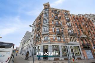 Flat te koop op uitstekende locatie.Bent u op zoek naar een interessante investering of uw eerste woonst? Hier is een uitstekende kans!Gelegen op een centrale locatie, met gemakkelijke toegang tot het openbaar vervoer en andere voorzieningen.Het appartement is praktisch/modern ingericht en heeft veel natuurlijke lichtinval.Kenmerken:- Goede locatie, strategische ligging; dicht bij de belangrijkste toegangswegen, het openbaar vervoer en andere voorzieningen.- Praktische indeling- Veel potentieel- EPC: D- Afzonderlijke meters voor water, elektriciteit en gas- Veel natuurlijk daglicht- Gemeenschappelijke recreatieruimtes- Mogelijkheid om meerdere studio's aan te kopen- Huidige huurprijs : Bruto: 719 EUR × 12 = 8.628 € / U333 Netto: 498,02 EUR × 12 = 5.976,24 EUR- ....Wenst u meer informatie of een bezoek ter plaatse? Neem dan contact op met STRUCTURA op het nummer 02/460 80 46 of via info@structura.be.