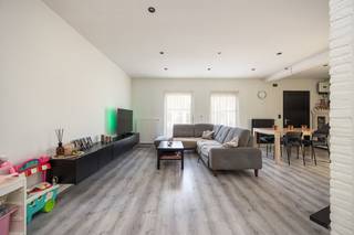 <p><b>Rustig gelegen vrijstaande woning met 2 slaapkamers, carport, ruime garage, terras en tuin. Inclusief 10 zonnepanelen en thuisbatterij 5 KW.<br />Indeling</b><b> </b>:<br /><strong>Woonkamer : </strong>met <strong>open keuken</strong> : 7,50 m x 6,00 m : laminaat parketvloer, aanbouwkeuken met beperkt comfort, open haard.<br /><strong>Badkamer :</strong> met ligbad, badkamermeubel met 2 wastafels.<br /><strong>Slaapkamer 1 :</strong> 3,70 m x 3,45 m : laminaat parketvloer.<br /><strong>Slaapkamer 2 :</strong> 3,45 m x 2,55 m : laminaat parketvloer.<br /><strong>Wasplaats :</strong> met aansluitpunt voor wasmachine, toilet.<br /><strong>CV berging :</strong> met Riello stookoliebrander (2019).<br /><strong>Kelder :</strong> kruipkelder.<br /><strong>Eerste verdieping : </strong>bergzolder onder dak.<br /><strong>Buiten :</strong> carport, terras, tuin. <strong>Gemetseld bijgebouw :</strong> 7,00 m x 5,70 m : tegelvloer, toilet, keukenblok</p>
<p></p>