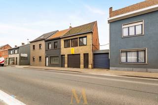 Deze volledig gerenoveerde woning is gelegen in de Centrumstraat, pal in het centrum van Olsene. In 2017 werd de woning grondig vernieuwd:...