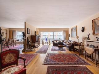 Appartement exceptionnellement spacieux d’environ 164 m², avec une façade de 10 m et ±40 m² de terrasses orientées est et sud-ouest, situé au cœur...