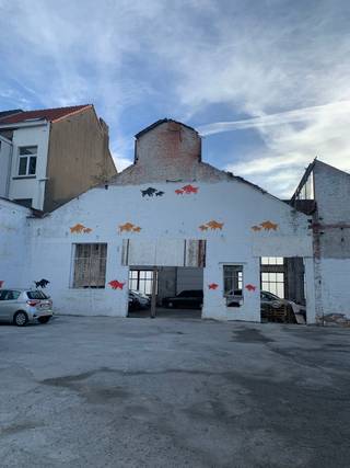 Projectgrond met vergunning voor gemengd project – Fobrux-site,<br /><br />Bent u op zoek naar een strategisch gelegen projectgrond met onmiddellijke ontwikkelingsmogelijkheden? Deze site van circa 2067 m² gekend als Fobrux, de oude metaalgieterij "Fobrux Haren", bevindt zich in het Buda-gebied in Vilvoorde, een stadsontwikkelingszone aan het water die volop in transitie is naar een duurzame en multifunctionele stadswijk.<br /><br />Vergunde projectgrond met architectenplannen voor gemengde invulling:<br />De huidige vergunning voorziet in de ontwikkeling van een combinatie van residentiële units en KMO-ruimtes.<br /><br />Er wordt een gedeeltelijke afbraak van de bestaande site en heropbouw voorzien van:<br />6 KMO-units <br />12 wooneenheden<br /><br />Ligging &amp; bereikbaarheid:<br />De site is uitstekend gelegen in de noordrand van Brussel:<br /><br />Op slechts 2 min. van de Ring (R0) en de A12 richting Brussel/Antwerpen<br /><br />5 min. rijden van station Vilvoorde, met directe treinverbindingen naar Brussel-Noord (10 min), Leuven en Mechelen<br /><br />Bushalte “Vilvoorde Buda” op wandelafstand, met lijnen naar o.a. station Vilvoorde, Zaventem en Grimbergen<br /><br />Nabij de toekomstige tramverbinding Ringtrambus (Brussels Airport ↔ Brussels Expo)<br /><br />Slechts 15 min. van Brussels Airport<br /><br />Onderdeel van de Buda-site:<br />De Fobrux-site maakt deel uit van de bredere Buda-zone, een strategisch herontwikkelingsgebied langs het kanaal,. Deze zone vormt een belangrijk onderdeel in de regionale stadsvernieuwingsplannen van Vilvoorde en Vlaanderen.