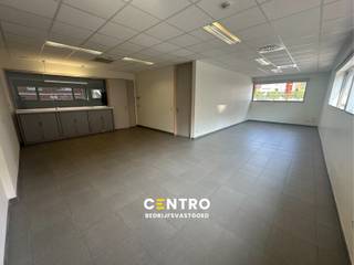 <span><span><strong><u>Volledig vernieuwd, klassevol ingericht en voorzien van gemeenschappelijke faciliteiten.  U kunt als huurder per direct aan de slag.</u></strong><br /><br /><strong><u>AFWERKING: </u></strong>bevloering met keramische tegels - grote glaspartijen (veel lichtinval) - verlaagd plafond met ingewerkte AIRCO-modules en TL-lampen - aluminium schrijnwerk met dubbele beglazing.<br /><u>Algemeen</u>: Zeer degelijke afwerking! Smaakvol ingericht, PLUG &amp;PLAY!<br /><br /><u><strong>PRIJS = ALL-IN!!!</strong></u><br />Inclusief:<br />- Maandelijkse huur<br />- Verbruik nutsvoorzieningen (water, elektriciteit, verwarming)<br />- Onroerende voorheffing<br />- Gebruik en onderhoud van de gemeenschappelijke ruimten (hallen, sanitair, volledig geïnstalleerde keuken/refer, ...)<br /> <br /><strong><u>NUTSVOORZIENINGEN:</u> </strong>stads -en regenwater - elektriciteit - telefonie/internet - AIRCO (warm/koud) - bekabeling voor netwerk.<br /><br /><strong><u>BESTEMMING:</u></strong> handel, kantoor, diensten, vrij beroep, ...<br /><br /><strong><u>LIGGING:</u></strong> Op zichtlocatie op de markt van Knesselare!   <br /> </span></span><br /><span><u><span>* Bijzonderheden:</span></u><br /><span>- Voldoende parkeergelegenheid.<br />- Huurprijs is inclusief alle kosten.  Voordeel als huurder is een <strong>PERFECT overzicht op de werkelijke kostprijs, geen verrassingen achteraf.</strong><br />- Onze referentie: <strong>O0092-2C</strong> op <strong>www.centro.be </strong>of contacteer ons via <strong>050/70.01.02</strong> voor meer info.</span></span>
