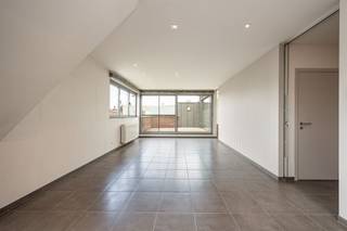 Ontdek dit lichtrijk en ruim duplexappartement, gelegen op de bovenste verdieping van een verzorgd gebouw in het centrum van Herent. Het...