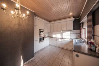 <p><span><strong>Open bebouwing op 21 are met aparte garage/magazijn in Betekom</strong></span></p><p><span>Aan de Soelstraat 75A in Betekom vind je deze vrijstaande woning uit 1991 op een ruim perceel van 21 are. Een mooie kans voor wie een woning naar eigen smaak wil opfrissen en op zoek is naar extra buiten- en bergruimte.</span></p><p><span>De woning beschikt over twee slaapkamers, een ingerichte keuken en een veranda. Met een frisse inrichting en enkele gerichte aanpassingen maak je hier een gezellige thuis van.</span></p><p><span>Een belangrijke troef is de aparte garage/magazijnruimte, met plaats voor opslag, hobby’s of het stallen van een voertuig. Het ruime perceel biedt bovendien heel wat mogelijkheden voor tuinliefhebbers.</span></p><p><span>Benieuwd naar het potentieel van deze woning? Contacteer Radix Vastgoed voor meer informatie of een bezoek ter plaatse.</span></p>