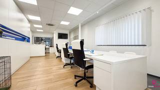 Bij ImmoFusion 7/7 “open huis” : klik op onze 3D-TOUR.<br /><br />3D link https://my.matterport.com/show/?m=MS8t3HQHWKa<br />3D link https://my.matterport.com/show/?m=EdzuJFJ2yrs<br /><br />Zoekt u een veelzijdig en instapklaar handelspand met woonst, ideaal voor zelfstandigen of ondernemers die werk en privé willen combineren op één locatie.<br /><br />Bekijk dan deze prachtige buitenkans!<br /><br />Op het gelijkvloers bevinden zich zowel het professionele gedeelte als het woongedeelte, die functioneel en praktisch van elkaar gescheiden zijn. Aan de voorzijde van het gebouw treft u de kantoren, vergaderruimtes, het sanitaire gedeelte en een ingerichte keuken, wat zorgt voor een comfortabele en professionele werkomgeving voor u en uw medewerkers. Alles is netjes afgewerkt en instapklaar.<br /><br />Het magazijn is ruim, overzichtelijk en multifunctioneel inzetbaar. Er is toegang tot het gebouw via de achterkant, wat bijzonder handig is voor leveringen en stockage. Aan deze zijde bevindt zich bovendien een overdekt gedeelte voor het opslaan van materialen, uitgerust met bijhorende stapelrekken. Van hieruit kan u het magazijn rechtstreeks betreden via de achterdeur of via de sectionale poort, wat een vlotte en efficiënte logistieke flow mogelijk maakt. Vooraan het gebouw is er ruime parkeergelegenheid voor klanten, leveranciers en personeel.<br /><br />Rondom beschikt het pand over veel professionele buitenruimte, ideaal voor extra stockage, parkeerplaatsen of manoeuvreerruimte. Het terrein is links en rechts afgesloten met een poort en volledig omheind, wat zorgt voor optimale veiligheid, privacy en controle over toegang tot het domein. Daarnaast is het gebouw uitgerust met zonnepanelen, wat bijdraagt aan lagere energiekosten en een duurzame investering.<br /><br />Het woongedeelte op het gelijkvloers omvat een ruim en lichtrijk appartement met twee volwaardige slaapkamers. De gezellige leefruimte sluit naadloos aan op het grote, afgesloten overdekte terras via een groot raam met glazen deur, waardoor binnen en buiten harmonieus in elkaar overvloeien. Het terras biedt veel privacy en laat u het hele jaar door comfortabel genieten. Naast het terras bevindt zich bovendien een carport, wat extra praktisch comfort biedt. Aansluitend is er ook een private tuin waar u in alle rust kan ontspannen.<br /><br />De locatie is een absolute troef: het pand is gelegen op een industrieterrein met een uitstekende bereikbaarheid, dichtbij winkels, het centrum, scholen en openbaar vervoer. Bovendien bevindt het zich centraal tussen Beringen, Houthalen-Helchteren en Heusden-Zolder, en geniet het van een vlotte verbinding naar de autosnelweg ter hoogte van Zolder. Dit maakt het pand bijzonder interessant voor zowel lokale als regionale activiteiten.<br /><br />Dit eigendom combineert een uitstekende ligging, doordachte logistiek, ruime buitenmogelijkheden, duurzaamheid, privacy en comfortabel wonen in één kwalitatief en veelzijdig geheel — een unieke opportuniteit voor wie wonen en werken succesvol wil verenigen.<br /><br />
<p><span>Pluspunten:</span></p>
<p>*Instapklaar en netjes afgewerkt – geen grote investeringen nodig</p>
<p>*Functionele scheiding tussen werk- en woongedeelte</p>
<p>*Representatieve kantoorruimte aan de voorzijde – ideaal voor ontvangst van klanten</p>
<p>*Vergaderruimtes, sanitair en ingerichte keuken aanwezig</p>
<p>*Ruim en multifunctioneel magazijn – geschikt voor diverse activiteiten</p>
<p>*Sectionale poort + achterdeur – efficiënte logistieke flow</p>
<p>*Overdekte stockagezone achteraan met stapelrekken</p>
<p>*Toegang via achterzijde – praktisch voor leveringen</p>
<p>*Ruime parkeergelegenheid vooraan voor klanten, personeel en leveranciers</p>
<p>*Volledig omheind terrein met poorten links en rechts – optimale veiligheid en privacy</p>
<p>*Veel buitenruimte – extra stockage, parking of manoeuvreerruimte</p>
<p>*Zonnepanelen – lagere energiekosten en duurzame investering</p>
<p></p>