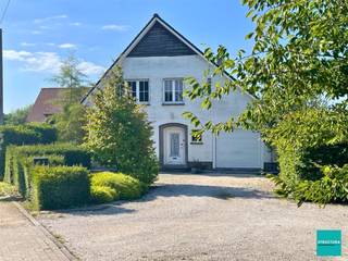 Gelegen in het pittoreske Brussegem, biedt deze vrijstaande woning op een terrein van 21a61 u tal van mogelijkheden woning met praktijk...
