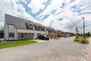 Zoek je een nieuwe thuis in Langemark? Ontdek dan deze nieuwe woning tussen de Zonnebekestraat en Blikstraat. Rustig en landelijk wonen in Langemark-Poelkapelle, met alle voorzieningen vlakbij. De ideale combinatie van ruimte, comfort en een vlotte bereikbaarheid.

Lot 4 is een halfopen woning, rustig gelegen in de Zonnebekestraat. Deze woning biedt een lichtrijke leefruimte met open keuken, garage en 3 volwaardige slaapkamers – ideaal voor comfortabel wonen in een landelijke omgeving.  

Duurzaamheid staat centraal. Dankzij de warmtepomp, vloerverwarming en zonnepanelen geniet je van een E-peil van 30 en een lage energiekost, vandaag én morgen.

Benieuwd? Vraag de brochure aan of contacteer ons voor meer info.