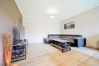 <p>We Invest biedt u dit appartement van 50 m² aan, gelegen op het gelijkvloers, in Nijvel.</p>
<p>De living van 26 m², bijzonder licht dankzij het mooie raampartij, omvat een uitgeruste halfopen keuken en geeft toegang tot een terras van 6 m² met noordwestelijke oriëntatie. Het appartement beschikt verder over een slaapkamer van 11 m², een douchekamer en een apart toilet. Een kelder van 6 m² vervolledigt het geheel.</p>
<p>Technisch gezien beschikt het appartement over een conforme elektrische installatie, aluminium ramen met dubbele beglazing en elektrische verwarming. De EPC-score is G en het kadastraal inkomen bedraagt € 847. Het werkingsfonds bedraagt ongeveer € 100/maand voor alle gemene delen.</p>
<p>Een ideaal pand voor een eerste aankoop of een investering.</p>
<p>Informatie en bezoeken via 02/319.46.46 of demandes.bw.centre@weinvest.be.</p>