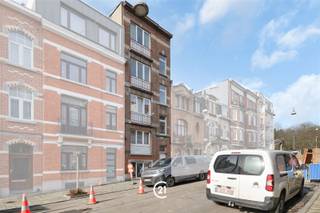 Dit gebouw van 5 erkende eenheden is ideaal gelegen in het hart van Anderlecht, naast het Astridpark en op loopafstand van openbaar vervoer, scholen en winkels.De eenheden bestaan uit een woonkamer, keuken, slaapkamer en doucheruimte. Elke verdieping heeft zijn eigen gasketel en individuele meters voor water, gas en elektriciteit.Perfect voor een winstgevende investering.Bod vanaf 650.000€, onder voorwaarde van aanvaarding van de verkoper.