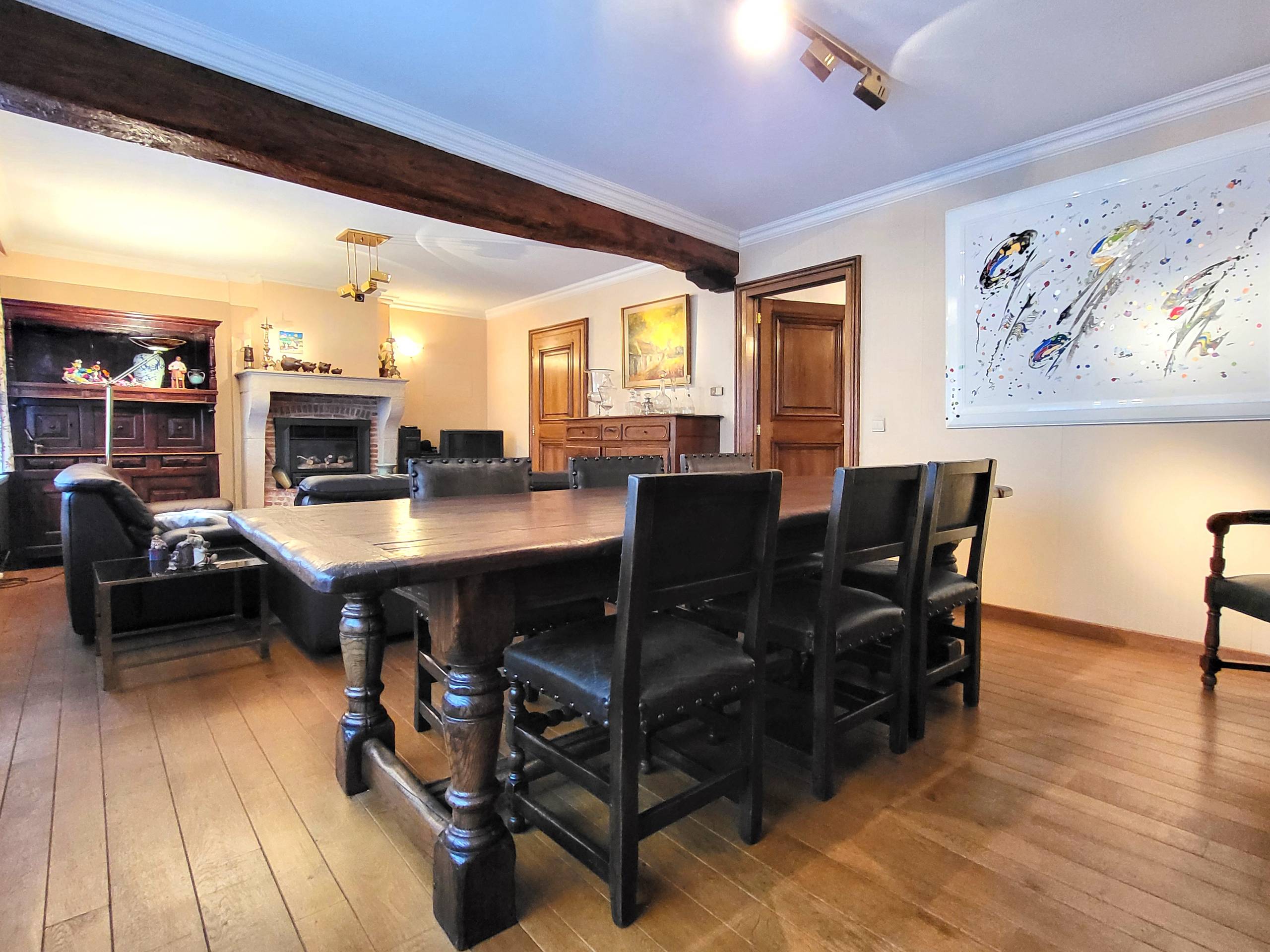 Dit veelzijdige pand met een grondoppervlakte van 240 m² combineert een ruime commerciële gelijkvloerse verdieping met een comfortabel appartement op de eerste verdieping. - foto 4