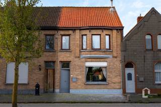 <p><span>Te renoveren rijwoning met veel potentieel</span></p><p><span> </span></p><p><span>EERSTE BEZOEKDAG ZATERDAG 26 SEPTEMBER (OP AFSPRAAK)</span></p><p><span> </span></p><p><span>In het rustige Huise, deelgemeente van Kruisem vindt u deze rijwoning waar u volledig uw eigen ding mee kan doen. De woning is gelegen vlakbij het centrum en op enkele minuten van het centrum van Asper (Gavere). In de directe omgeving vindt u scholen, kinderopvang, bakkers, slagers, winkels, restaurants, jeugdactiviteiten, hondenweides en zo veel meer. Vlakbij bevinden zich eveneens prachtige wandelroutes, onder meer langs de Schelde.</span></p><p><span>Kruisem heeft een ideale ligging voor een vlotte verbinding met Gent, Deinze, Oudenaarde, en heeft verschillende grote invalswegen op enkele minuten rijden.</span></p><p><span> </span></p><p><span>Deze woning biedt een stevige basis voor te renoveren. Zo zijn er authentieke, vaste trappen tot aan de zolder.</span></p><p><span>De woning heeft een aparte inkomhal met de trap naar de eerste verdieping, de trap naar de kelder, en toegang tot de leefruimte en keuken. De leefruimte heeft nog een unieke, authentieke vloer, welke nog in goede staat is. De keuken is bruikbaar, maar aan vernieuwing toe. Via de keuken heeft u toegang tot de badkamer enerzijds en een veranda/tussenruimte. Op de eerste verdieping zijn er 3 slaapkamers. De zolderruimte kan nog afgewerkt worden tot een bijkomende slaapkamer.</span></p><p><span>De zuid-gerichte tuin is een grote troef van deze woning. De tuin is deels aangelegd met een terras, een vijver en beplanting. Verder is er gras en een pad naar de garage vanachter. De garage heeft een uitweg achteraan.</span></p><p><span> </span></p><p><span>Het dak bevat geen asbest en is in goede staat. Het kan onmiddellijk geïsoleerd worden langs binnenuit.</span></p><p><span>Enkele ramen zijn al vervangen naar (ouder) dubbel glas. Er is ook nog enkel glas.</span></p><p><span> </span></p><p><span>EPC: 568 kWh/m²jaar - F-label</span></p><p><span>Renovatieverplichting: Ja, termijn start bij akte</span></p><p><span>Elektriciteit: Niet-conform</span></p><p><span>Asbest: Niet-asbestveilig (4 asbestmaterialen te verwijderen 2034 & 2040; 1 asbestmateriaal zorgvuldig beheren tot 2040)</span></p><p><span>Bouwjaar: 1936 (vergund geachte woning)</span></p><p><span> </span></p><p><span>Pluspunten:</span></p><p><span>+ Ideale verbinding naar Gent, Deinze & Oudenaarde</span></p><p><span>+ Karaktervolle woonst</span></p><p><span>+ Droge kelder</span></p><p><span>+ Vaste trappen tot zolder</span></p><p><span>+ Zuid-gerichte tuin</span></p><p><span>+ Uitweg garage achteraan terrein</span></p>