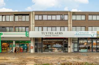 Deze opbrengsteigendom is gelegen aan het Lode Peetersplantsoen in Turnhout, een goed bereikbare locatie in een kleinschalige winkelomgeving met ruime parkeermogelijkheden voor de deur. De combinatie van passage, zichtbaarheid en nabijheid van voorzieningen maakt dit een aantrekkelijke ligging voor zowel handelsactiviteit als residentiële verhuur.<br /><br />Het pand heeft een totale bewoonbare oppervlakte van ca. 386 m² en bestaat uit een handelsgelijkvloers en twee volwaardige appartementen. Op het gelijkvloers bevindt zich een recent gerenoveerde winkelruimte van ca. 30 m² die uitgeeft op een groot magazijn of werkhal van maar liefst 200 m², ideaal voor stockage of ateliergebruik. Daarnaast is er een kelder die extra bergruimte biedt. Achteraan het gelijkvloers bevindt zich een grote garagepoort die vlotte toegang mogelijk maakt. Op de eerste verdieping ligt het eerste appartement met twee slaapkamers, een lichte leefruimte, keuken en badkamer. De tweede verdieping herbergt een gelijkaardig appartement met dezelfde indeling en oppervlakte. Parkeren is geen issue dankzij de ruime parkeergelegenheid voor het pand.<br /><br />Het handelsgelijkvloers beschikt over een EPC-label C en beide appartementen hebben een gunstig EPC-label B. Er is geen renovatieverplichting van toepassing.<br /><br />Troeven:<br />- Goede zichtbaarheid en bereikbaarheid<br />- Ruime magazijn- en opslagmogelijkheden<br />- Voldoende parkeergelegenheid<br />- Gunstige EPC-scores zonder renovatieverplichting