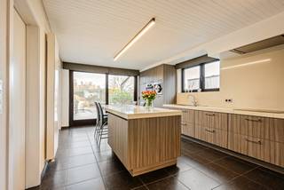 Op een gunstige locatie in Arendonk, nabij de Nederlandse grens ontdek je deze uitzonderlijke eigendom: een ruime, comfortabele woning met...