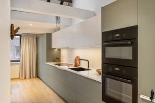 <p><strong>Gebouw met kantoorruimte en appartement/studio met terras!</strong></p>
<p>Dit veelzijdige gebouw combineert een <strong>praktische kantoorruimte op het gelijkvloers</strong> met een <strong>gezellig appartement/studio op de eerste verdieping</strong>. Dankzij de doordachte indeling en de aangename lichtinval biedt dit pand tal van mogelijkheden, zowel voor professioneel gebruik als voor wonen.</p>
<p><strong>Indeling:</strong></p>
<p><strong>Gelijkvloerse verdieping<br /></strong>- Ruime kantoorruimte met veel lichtinval<br />- Praktische kitchenette/keuken<br />- Multifunctionele werkruimte met verschillende indelingsmogelijkheden<br />- Toegang tot het achterliggende koertje</p>
<p><strong>Eerste verdieping<br /></strong>- Lichtrijke leefruimte met eetplaats<br />- Open keuken uitgerust met de nodige toestellen<br />- Slaapkamer<br />- Badkamer voorzien van douche, lavabo en toilet<br />- Toegang tot het terras</p>
<p>Vanuit het terras bereikt u via een <strong>buitentrap het achterliggende koertje</strong>, een aangename buitenruimte die extra mogelijkheden biedt.</p>
<p><strong>Extra troeven:<br /></strong>- Combinatie van wonen en werken mogelijk<br />- Terras aanwezig<br />- Koertje achteraan <br />- Veel lichtinval dankzij grote raampartijen<br />- Praktische indeling met verschillende gebruiksmogelijkheden</p>
<p>Interesse in dit pand? Contacteer ons kantoor voor meer informatie of een bezoek ter plaatse.</p>