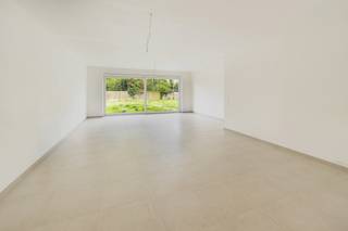 <p>Welkom bij project Watertorenstraat, een duurzaam nieuwbouwproject in het rustige Muizen, een deelgemeente van Mechelen. Dit project bestaat uit 23 hedendaagse woningen die comfort, energie-efficiëntie en een gezinsvriendelijke omgeving combineren, op slechts 3 kilometer van het levendige stadscentrum van Mechelen.</p>
<p>Elke woning is gebouwd met oog voor kwaliteit en duurzaamheid. Vloerverwarming, een warmtepomp en zonnepanelen zorgen voor een energiezuinige en toekomstgerichte woonoplossing.</p>
<p>De woningen zijn ontworpen met het oog op het moderne gezinsleven: ruime en lichtrijke leefruimtes, volledig uitgeruste keukens en privétuinen met een praktische achteruitgang. Elke woning beschikt over drie slaapkamers en een ruime badkamer. Afhankelijk van het woningtype beschikken sommige woningen aanvullend over een dressing en/of een oprit.</p>
<p>De locatie biedt het beste van twee werelden: een rustige woonomgeving met winkels en voorzieningen vlakbij, én een vlotte bereikbaarheid naar het centrum van Mechelen.</p>
<p>De ruwbouwwerken zijn reeds voltooid. Als koper heb je nog de mogelijkheid om de afwerking van je woning te kiezen volgens het voorziene lastenboek. Zo geef je jouw nieuwe thuis een persoonlijke toets.</p>
<p>Neem contact met ons op voor meer informatie of maak een afspraak met onze nieuwbouwspecialist via onze website. Wij begeleiden je graag in elke stap van jouw woontraject.</p>