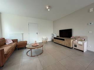 <p><span>Recente woning rustig gelegen op het einde van een doodlopende straat. </span></p><p><span> </span></p><p><span>De woning is ingedeeld als volgt:</span></p><p><span> </span></p><p><span>Inkom met vestiaire en gastentoilet, ruime lichtrijke leefruimte met open keuken (volledig uitgerust met eiland), garage, 3 slaapkamers, badkamer (inloopdouche, toilet, dubbele lavabo en ligbad) en een vaste trap naar de zolder die ingericht is als 4de slaapkamer/master bedroom. </span></p><p><span> </span></p><p><span>Bovendien beschikt de woning over een aangename tuin met terras, tuinhuis en uitweg langs de zijkant. </span></p><p><span> </span></p><p><span>Oprit met parkeergelegenheid voor 3 wagens. </span></p><p><span> </span></p><p><span>Bij interesse kunt u via volgende link uw huurdersprofiel aanmaken: <span>https://clee.be/nl/app/kandidaat-stellen/0476526158/1c967260-1b09-ef11-aaf0-002248894493</span></span></p>