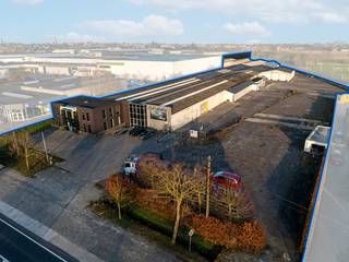 Op de rand van Tielt bevindt zich deze indrukwekkende bedrijvensite met een totale perceeloppervlakte van 21.445 m². De site omvat een...