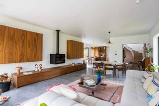 Deze volledig gerenoveerde woning (2024) combineert hedendaags comfort met een uitzonderlijk rustige ligging nabij Moerkesheide en het centrum...