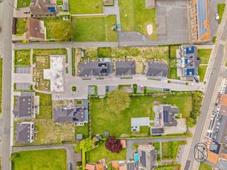 <strong>Maria Lauwershof - Wielsbeke </strong><br /><br />Deze kwalitatieve energiezuinige nieuwbouwwoningen zijn topgelegen, op wandelafstand van de Leie, en nabij scholen, winkels, en openbaar vervoer. Voorzien van een leuk speelplein, voldoende parking, en er is de mogelijkheid te kopen aan 6% BTW. <br /><br />INDELING: inkom en traphal, apart toilet, gezellige lichtrijke leefruimte met open geïnstalleerde keuken met extra ontbijthoek/eilandgedeelte, handige berging/wasplaats. Op het 1ste verdiep bevinden zich de overloop, moderne badkamer (ligbad, douche en dubbele lavabo), en 2 slaapkamers. Op het 2de verdiep bevindt zich de masterbedroom. <br />Leuke tuintjes met terras, en carport met extra tuinberging. <br /><br />TROEVEN: deels opgeleverd dus instapklaar, regenwaterput, warmtepompen, conforme elektriciteit.