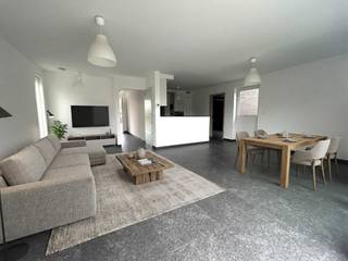 <strong>Moderne alleenstaande villa met 3 slaapkamers en garage.</strong><br /><br /><u>gelijkvoers:</u><br />inkom, apart toilet met lavabo, 1° berging, ruime living met open keuken, 2° koele berging en ruime garage<br /><u>verdiep:</u><br />3 ruime slaapkamers, badkamer en apart toilet<br /><br /><em><u>troeven:</u></em>
<ul><li>regenwaterput 10.000 liter</li><li>groot terras</li><li>EPC B (mits plaatsen zonnepanelen EPC A mogelijk)</li><li>centrale ligging (vlakbij scholen en winkels)</li><li>degelijke bouw met moderne look</li><li>reeds plateau voorzien voor tuinhuis</li></ul>