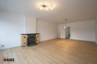 Mooi gerenoveerd appartement op de 3e verdieping links ( met lift) :<br /><br />Ruime inkomhal met berging, apart toilet, nieuwe badkamer met inloopdouche en lavabomeubel. Berging voor aansluiting wasmachine en droogkast, 1 ruime slaapkamer en 2 kleine slaapkamers, terras voor - en achteraan. Ruime woonkamer met sierhaard, nieuwe keuken met kasten en spoelbakken, kookplaat, dampkap en oven. <br />Appartement volledig nieuw wit geverfd dus instaplaar.<br />Dubbele beglazing, collectieve verwarming met individuele caloriemeters.<br /><br />Gemeenschappelijke kosten: 230 ( € 80 minuterie + syndicus + lift ... + € 150 provisie verwarming)<br />Beschikbaar : onmiddellijk<br />Geschikt voor maximaal 4 personen.<br /><br />Huurwaarborg bedraagt 3 maanden huur.<br />Plaatsbeschrijving door extern bedrijf met gedeelde kosten.<br /><br />Een bezoek ter plaatse kunt u enkel online reserveren op www.hansvastgoed.com.<br />Voor meer informatie, bezoek onze website www.hansvastgoed.com of neem contact op met info@hansvastgoed.com of +32 3 366 05 30.