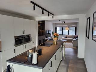 <p><span>Energiezuinig ruim duplex appartement!</span></p><p><span> </span></p><p><span>Dit schitterende appartement beschikt over een oppervlakte van 148 m² en bevindt zich pal te hartjeTremelo.</span></p><p><span>Indeling als volgt:</span></p><p><span>Men komt binnen via de aparte inkomhal dewelke toegang geeft naar de zeer ruime leefruimte dewelke geniet van voldoende lichtinval dankzij de vele raampartijen.</span></p><p><span>De open keuken bevindt zich aansluitend aan de leefruimte, keuken is voorzien van alle comfort.</span></p><p><span>Via de keuken heeft men toegang tot het terras.</span></p><p><span>De nachthal geeft toegang tot de bovenverdieping alsook het apart gasten toilet, verder is de hal voorzien van voldoende ingebouwde kasten.</span></p><p><span>Op de bovenverdieping vinden we 2 ruime slaapkamers terug alsook een aparte ingebouwde dressing!</span></p><p><span>Verder vinden we op de bovenverdieping nog een apart toilet alsook een ruime badkamer, voorzien van ligbad en douche terug.</span></p><p><span>De zolder is toegankelijk via val trap en kan gebruikt worden als extra bergruimte.</span></p><p><span> </span></p><p><span>Er zijn 2 buiten staanplaatsen (elektrisch opladen mogelijk) voor de wagen voorzien achteraan het appartement. (tegenover parking vinneweg)</span></p><p><span>Verder hoort er nog een volledig omheinde tuinzone bij het appartement voorzien van tuinhuis.</span></p><p><span>Het appartement is verder nog voorzien van een buitentrap.</span></p><p><span> </span></p><p><span>Beschikbaar vanaf 01 mei 2026.</span></p><p><span>Heeft u interesse in dit uiterst kwalitatief gerenoveerde appartement?</span></p><p><span>Contacteer ons nu!</span></p><p><span><span>info@eraetsvastgoed.be</span></span></p><p><span>0467 00 67 79</span></p>